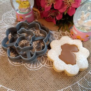 Blumenförmige Ausstechformen-Set mit sitzendem Hasen für Linzer