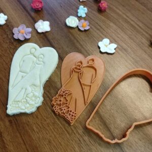 Hochzeitspaar Rücken an Rücken im Herz Linzer-Ausstecher