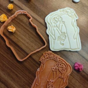 Hochzeitspaar im Traubogen