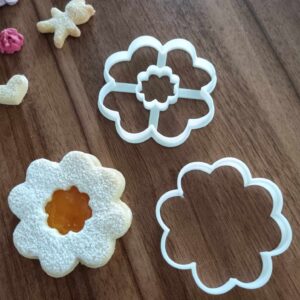 Blumenförmiges Linzer-Ausstecher-Set mit kleinen Blumen