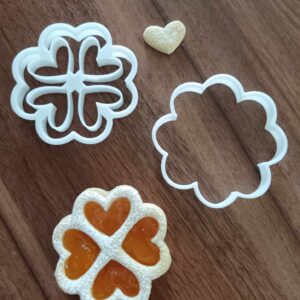 Blumenförmiges Linzer-Ausstecher-Set mit Herzchenmuster