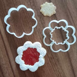 Blumenförmiges Linzer-Ausstecher-Set mit großer Blume