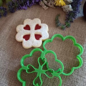 Blumenförmiges Linzer-Ausstechformen-Set mit kleinen Herzchen