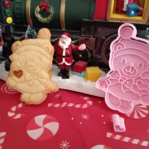 Bär-Lackó-mit-Weihnachtsbaum-Ausstecher und Prägestempel