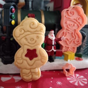 Lebkuchen-Wichtel-mit-Stern-Ausstecher und Prägestempel