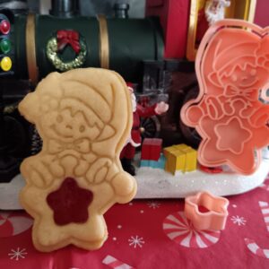 Wichtelchen-sitzend-auf-Stern-Ausstecher und Prägestempel