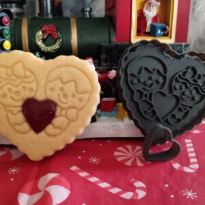 Lebkuchen-Wichtel-im-Herz-Ausstecher und Prägestempel