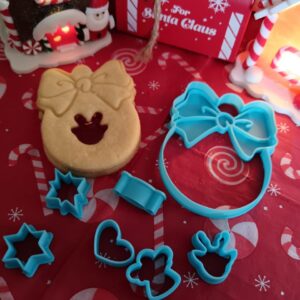 Weihnachtskugel-mit-Schleife-Ausstecher und Prägestempel /mit 6 kleinen mittleren Ausstechern/