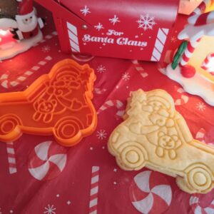 Kleiner Auto-mit-Geschenken-Ausstecher und Prägestempel